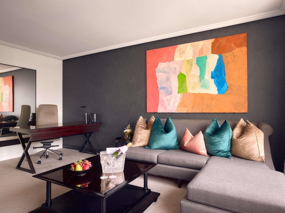Signature Suite, 1 King Bed, City View thumbnail 6