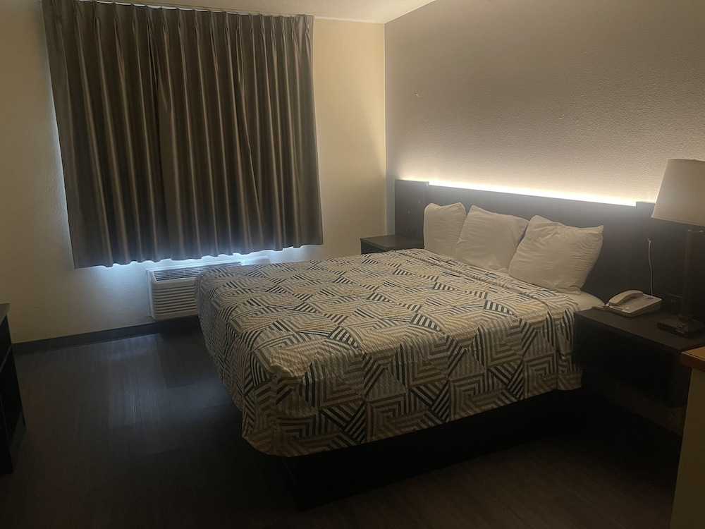 Deluxe Suite, 1 King Bed, Non Smoking, Refrigerator & Microwave - Photo 2