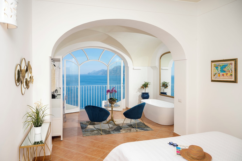 Deluxe Room, 1 Queen Bed, Sea View, Sea Facing photo 3