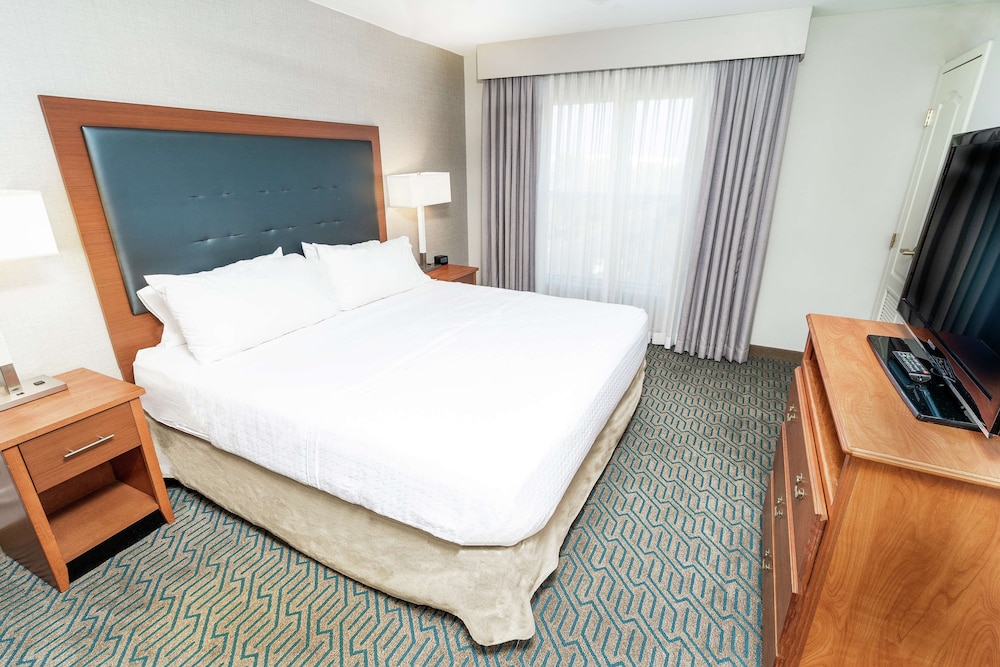 Premium Suite, 1 King Bed, Accessible, Non Smoking (Hearing) - Photo 4
