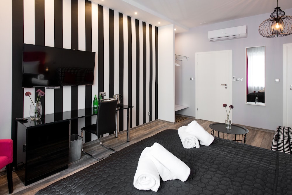 Superior Double Room, 1 Double Bed with Sofa bed, Private Bathroom photo 2
