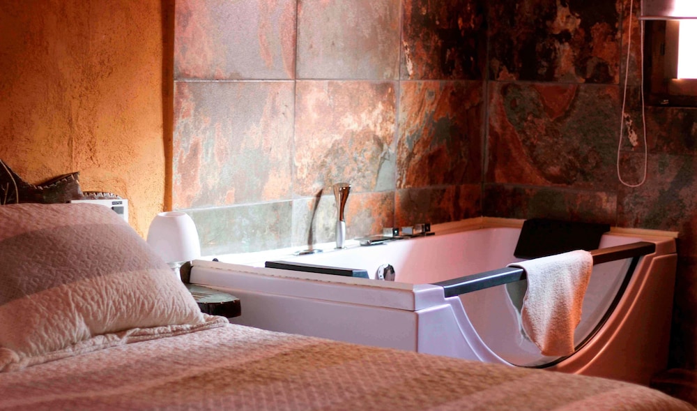 Comfort Room, Jetted Tub photo 3