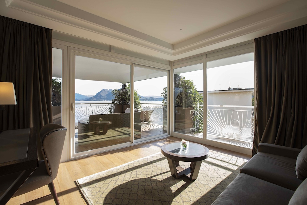 Suite, Lake View, Corner