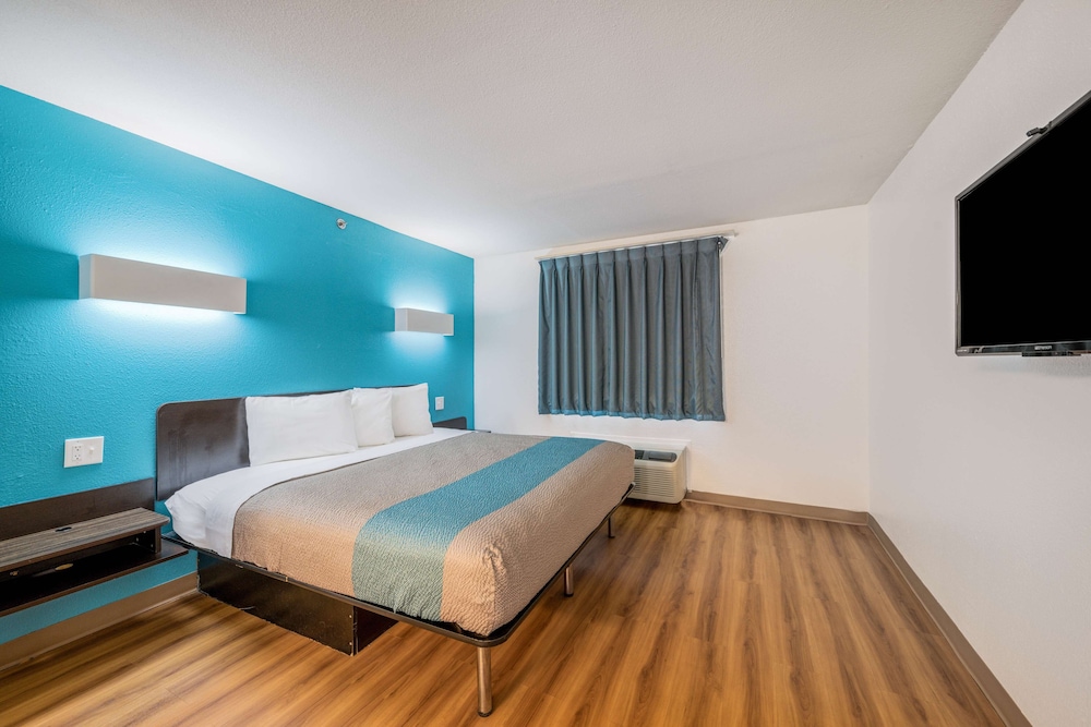 Deluxe Room, 1 King Bed, Non Smoking, Kitchenette