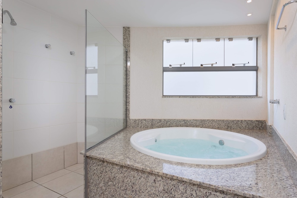Master Star King Suite with SPA Bath 1-day admission to Thermas dos Laranjais Park included