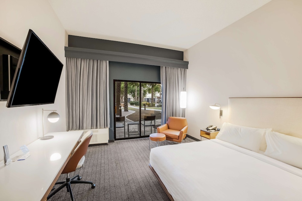 Deluxe Room, 1 King Bed with Sofa bed - Photo 3