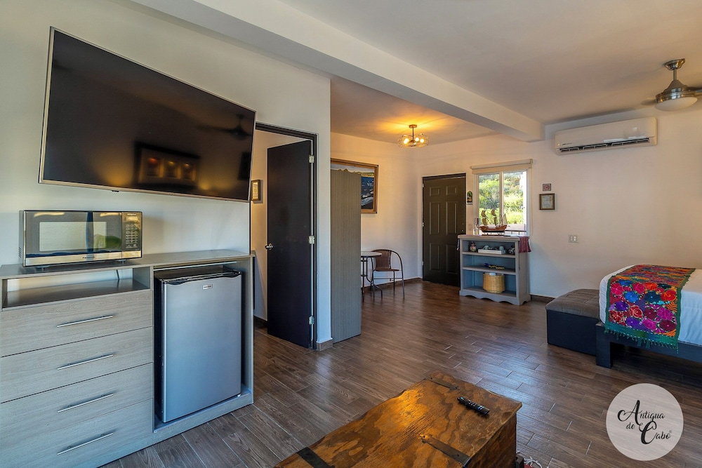 Deluxe Studio, 1 Queen Bed with Sofa bed, Pool Access photo 2