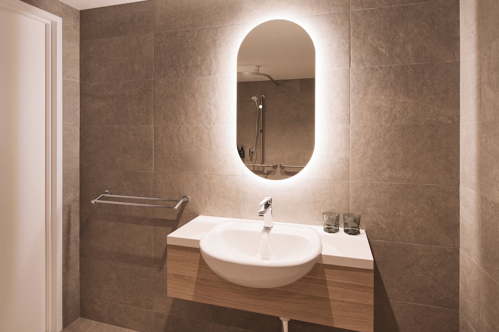 Standard King Room - Accessible Room - Photo 6