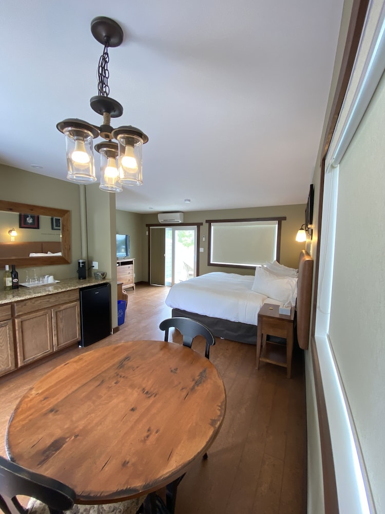 Deluxe Double Room, 1 King Bed, Private Bathroom photo 2