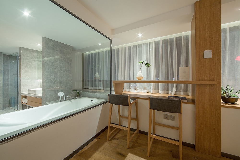 Wide-View King-Size Room photo 2