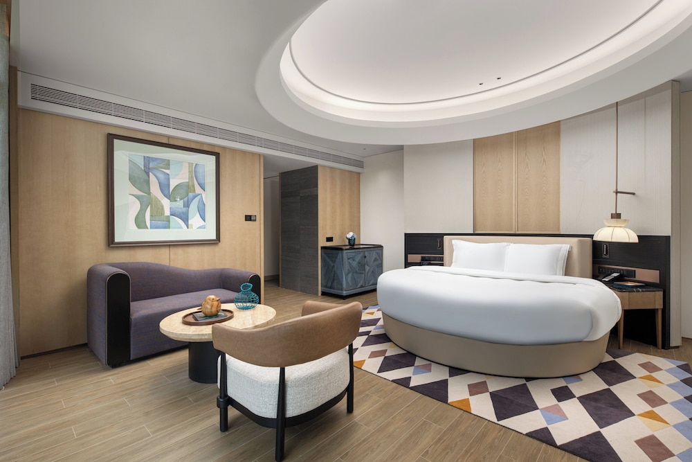 Suite, 1 Bedroom (Round King)