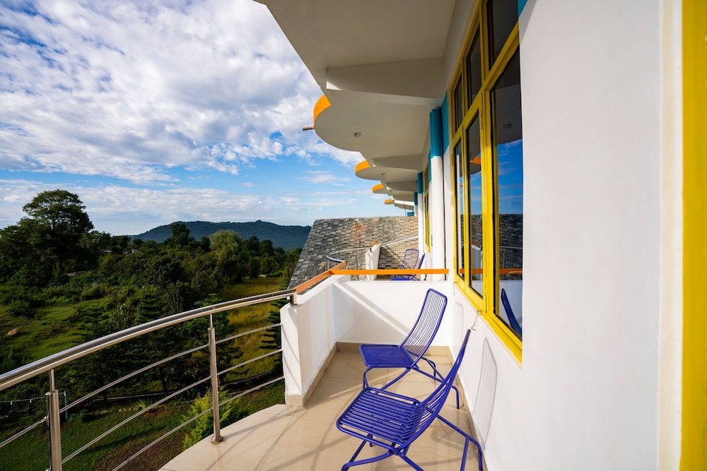 Deluxe Private Room with Balcony and Ensuite Bathroom - Photo 10