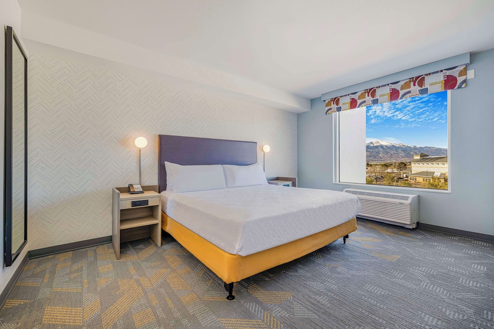 Suite, 1 King Bed, Accessible, Mountain View (Bathtub) photo 3