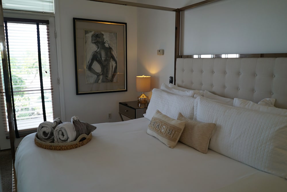 Standard Room, 1 King Bed, Non Smoking, Jetted Tub, Balcony (Room With it All) photo 1