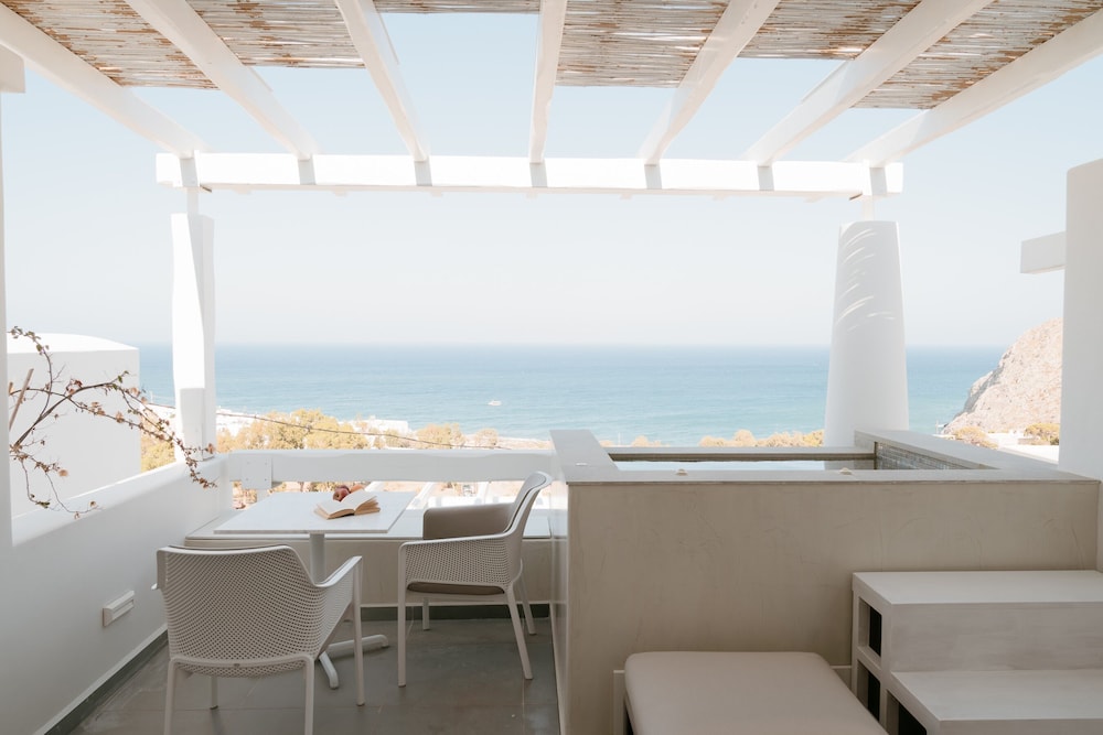 Deluxe Suite with Sea View and Outdoor Hot Tub - Photo 8
