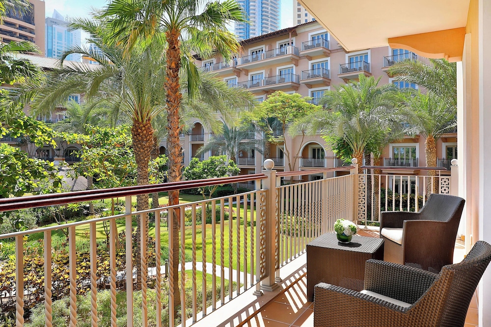 Suite, 1 King Bed, Garden View (Balcony)