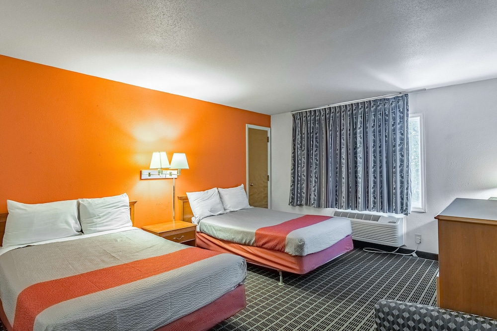 Deluxe Room, 2 Double Beds, Non Smoking, Refrigerator & Microwave - Photo 5