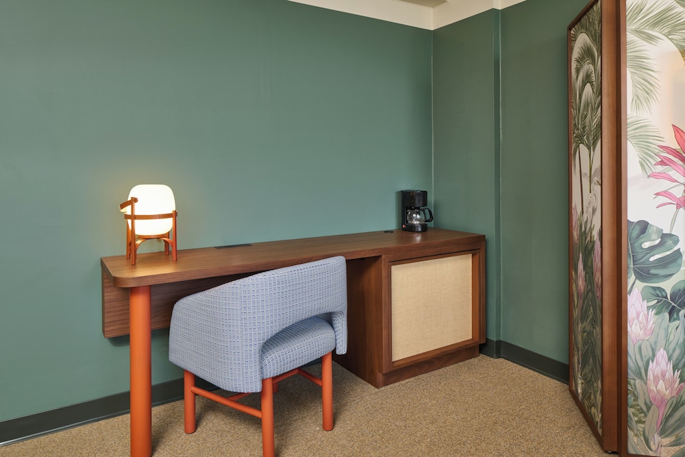 Room, 1 King Bed, City View - Photo 3