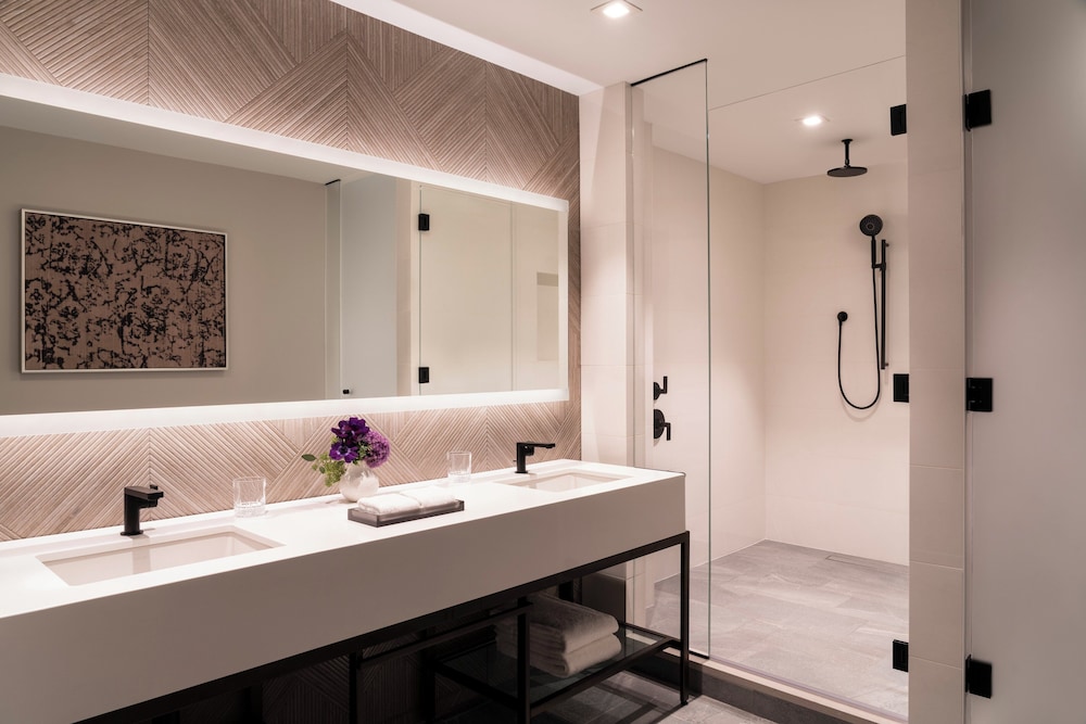 Executive Suite, 1 King Bed, City View