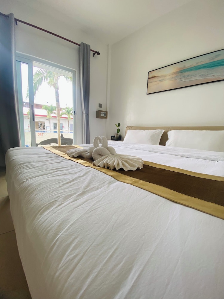 Business Room, 1 King Bed, Pool View