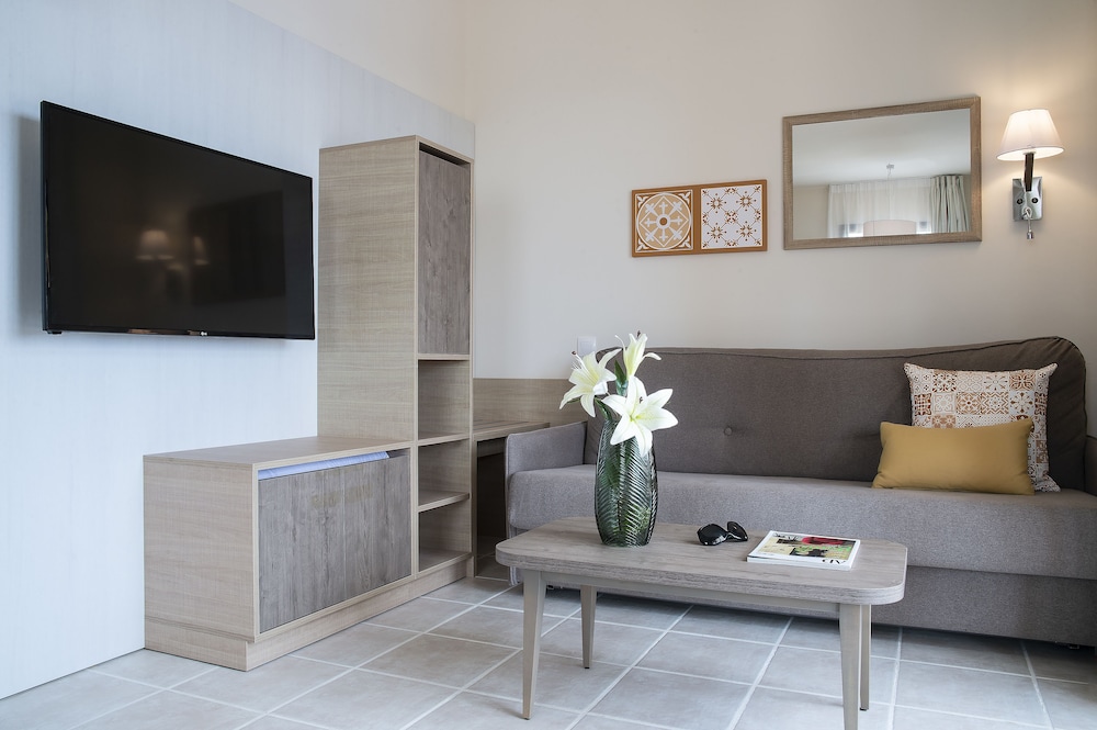 Apartment, 1 Bedroom with Garden, Balcony - Photo 9