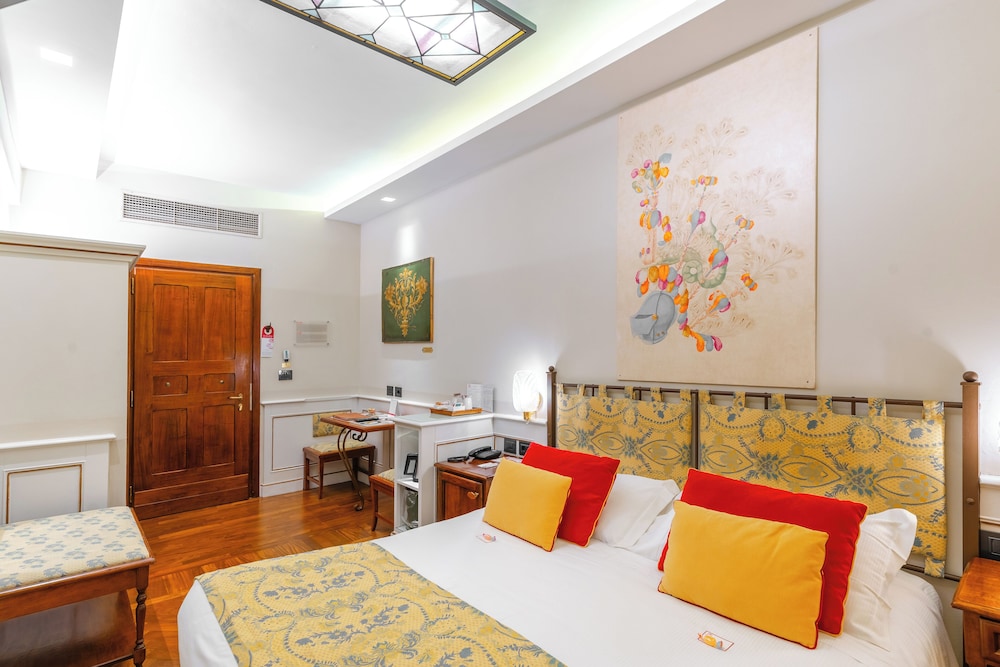 Classic Double or Twin Room - Photo 6