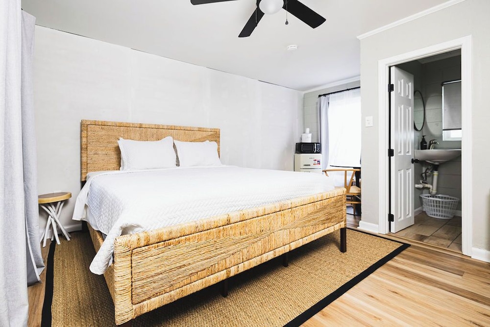 Superior Single Room, 1 King Bed, Non Smoking, Pool View photo 2