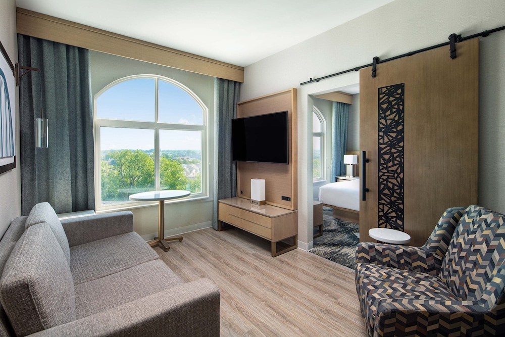Suite, 1 Queen Bed with Sofa bed - Photo 1