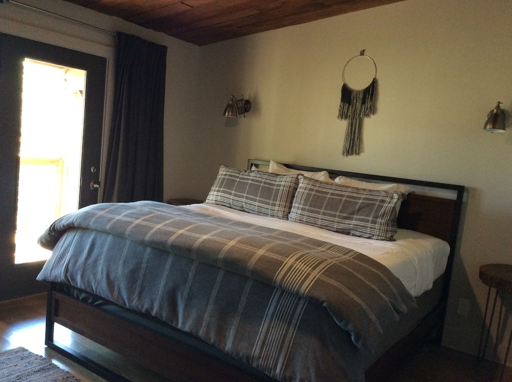 Villa, 1 King Bed, Kitchen (Semi-Detached) (Not Pet Friendly) photo 1