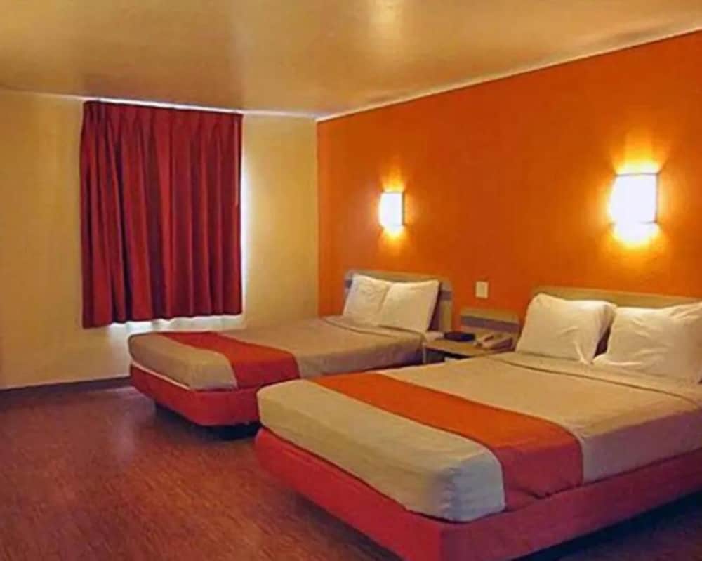 Standard Room, 2 Double Beds, Non Smoking photo 3