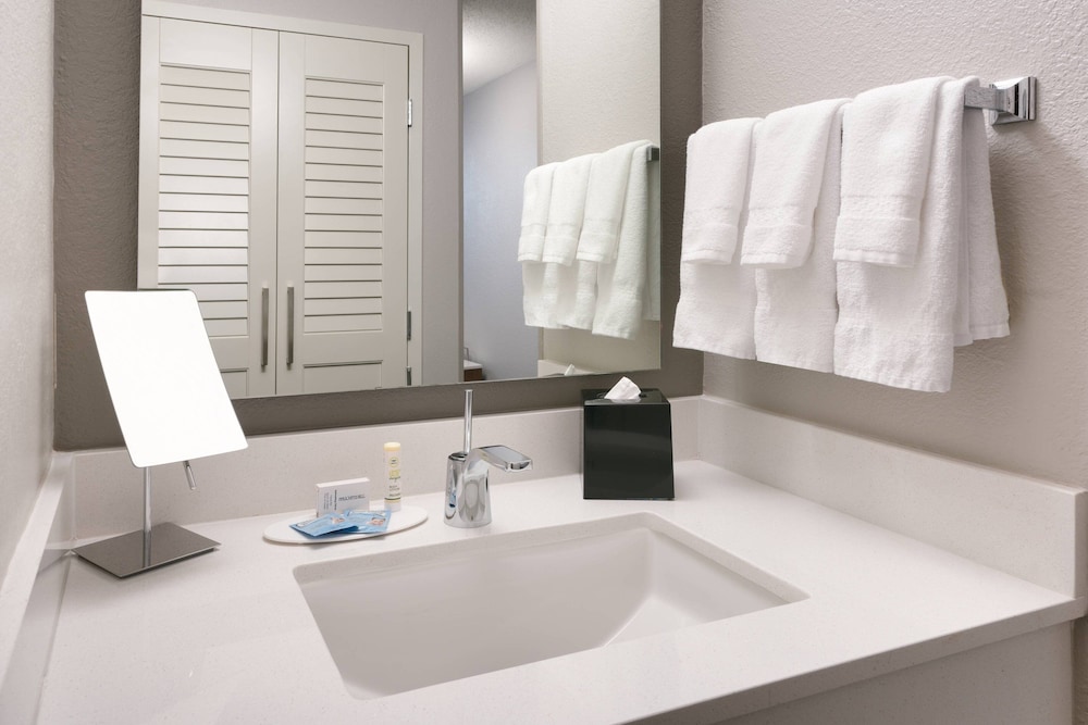 Room, 2 Queen Beds (Mobility Accessible, Tub) photo 3