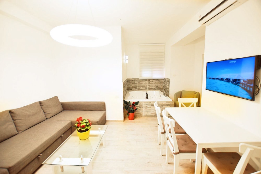Luxury Suite, 1 Bedroom, 1 Living Room. Jetted Tub (Argaman) photo 3
