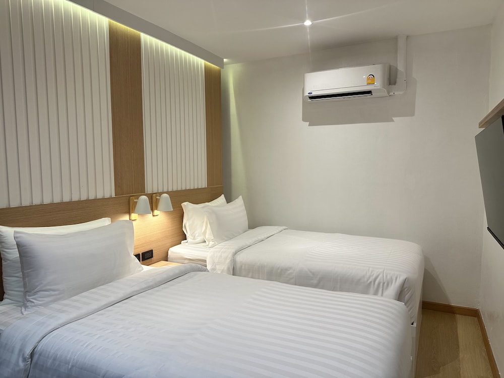 Economy Twin Room, No Window, Non-Smoking photo 1