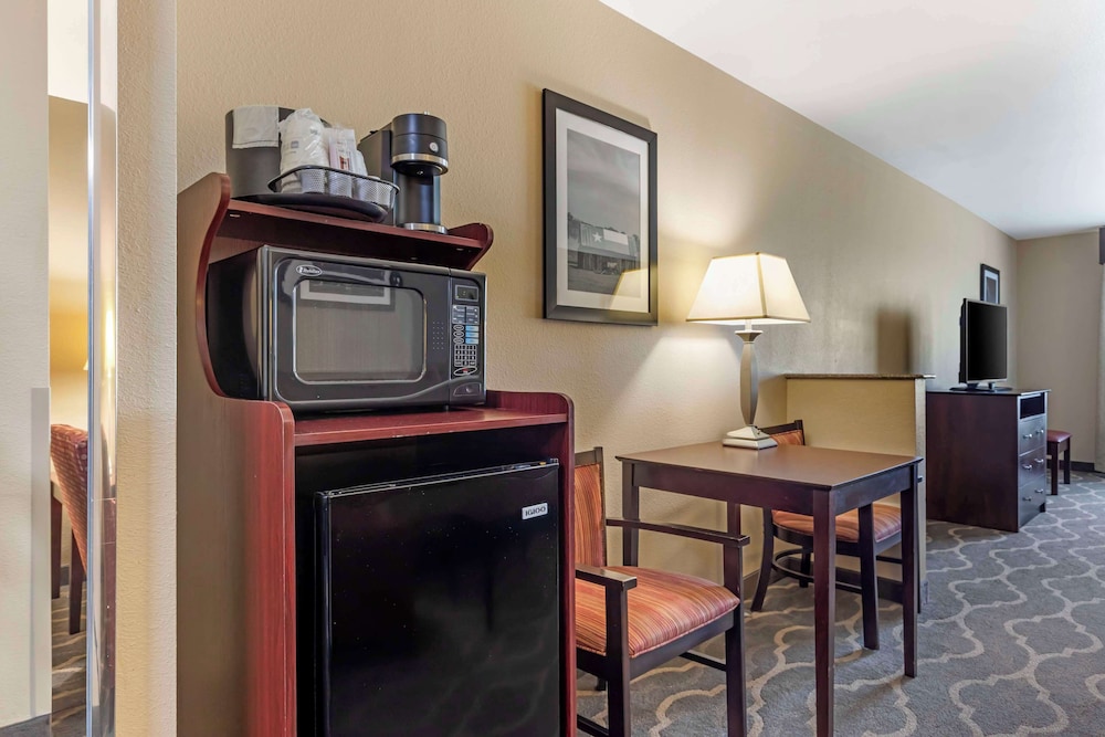 Suite, Multiple Beds, Non Smoking, Refrigerator & Microwave (with Sofabed) - Photo 2