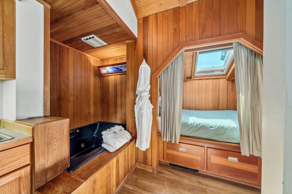 Luxe Captain Queen photo 1