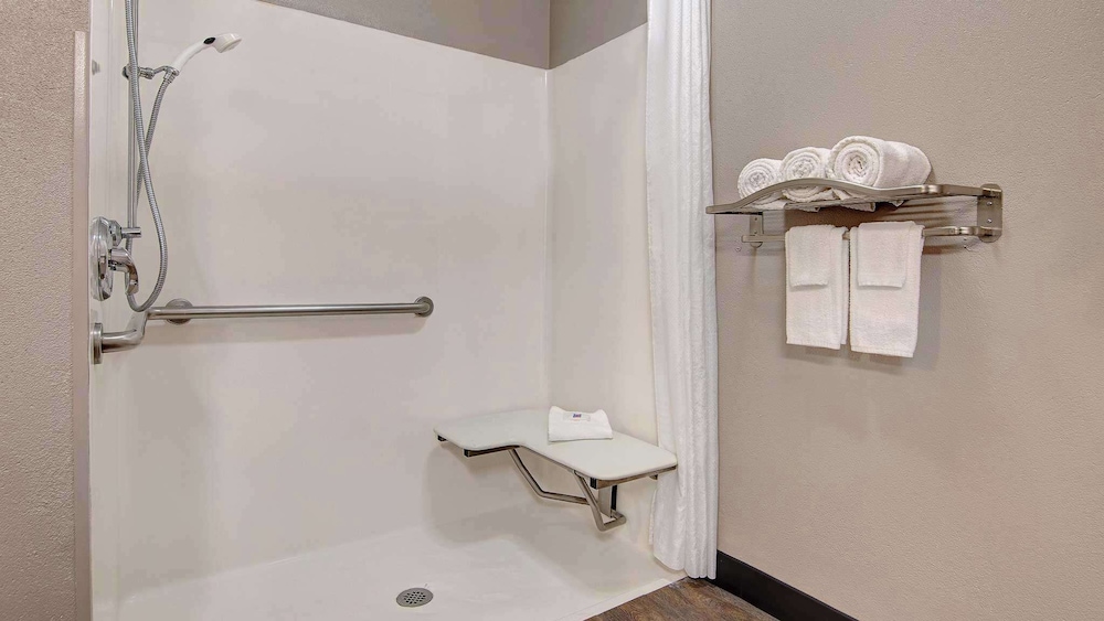 Deluxe Room, 1 Queen Bed, Accessible, Non Smoking