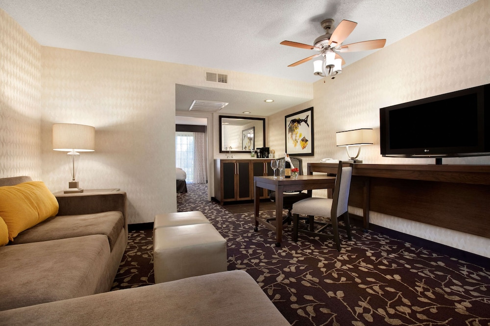 1 King Bed, Accessible Suite - Photo 4