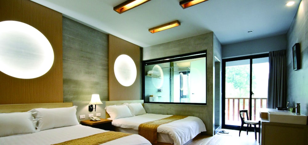 Superior Quadruple Room, Bathtub photo 1