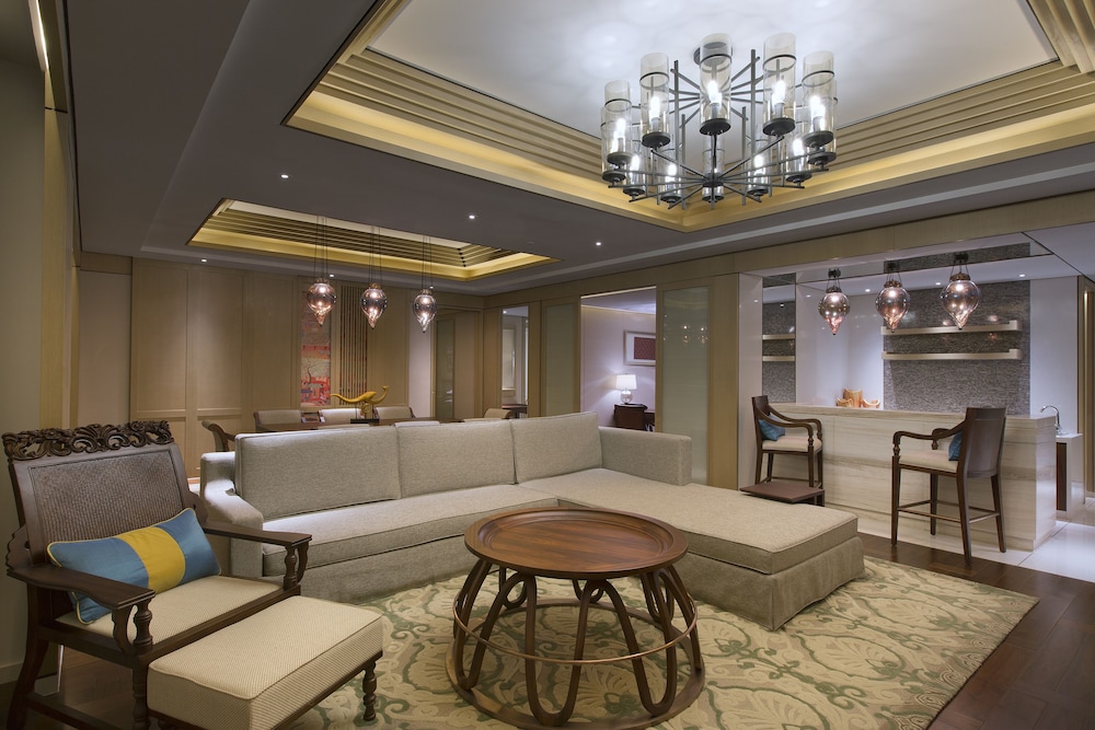 Ambassador Suite, 1 Bedroom Larger Suite, 1 King, Balcony