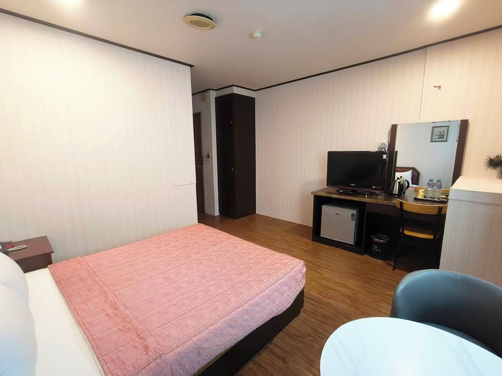 Economy Double Room photo 2