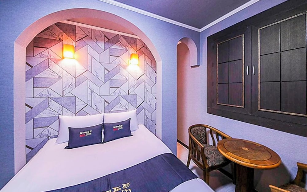 Room ([Motel Building]-Queen Room 306 (Stud)