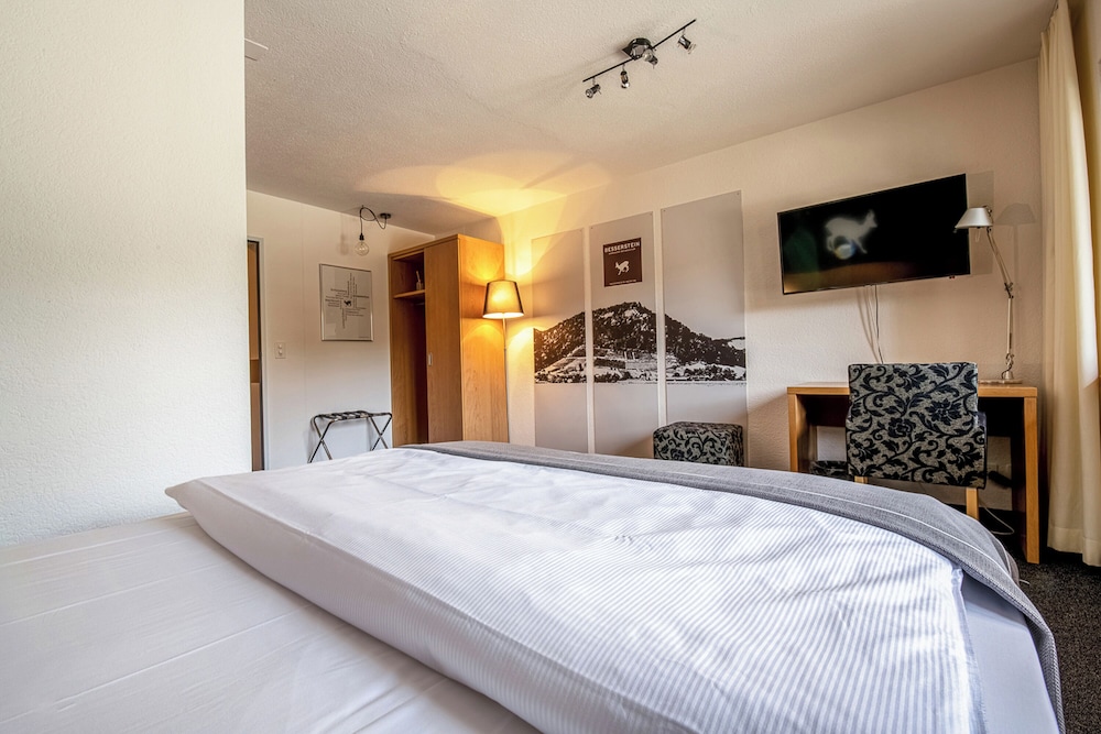 Economy Room, 1 Queen Bed - Photo 11