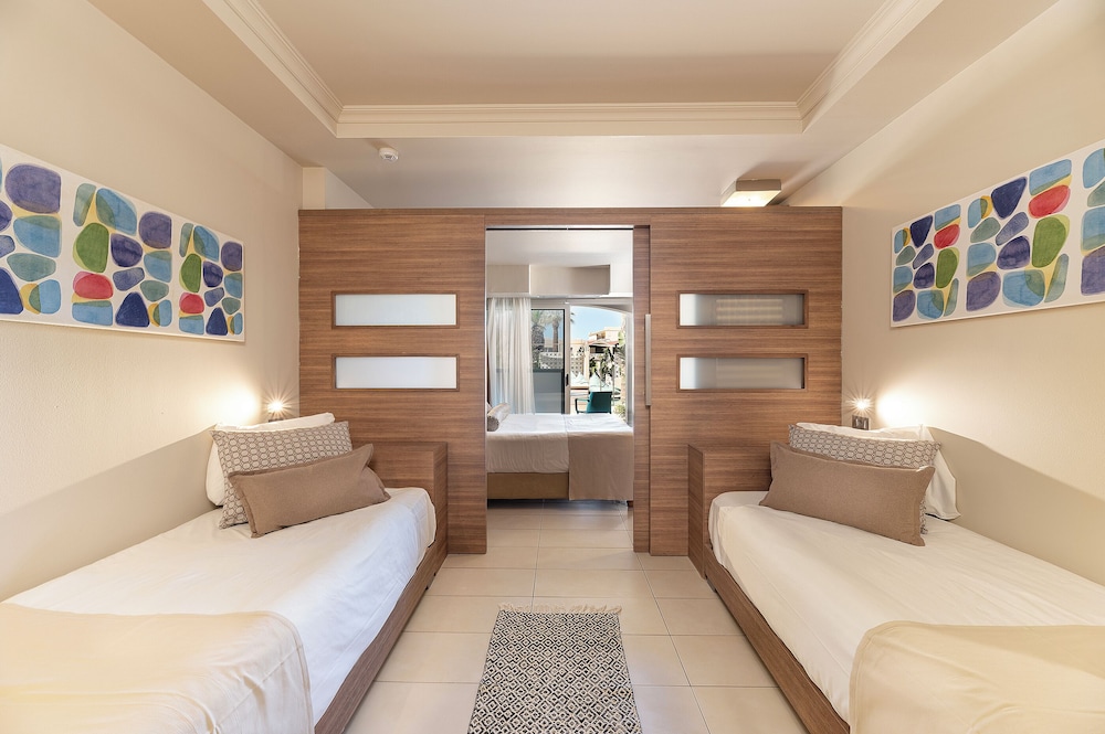 Family Room Sharing Pool