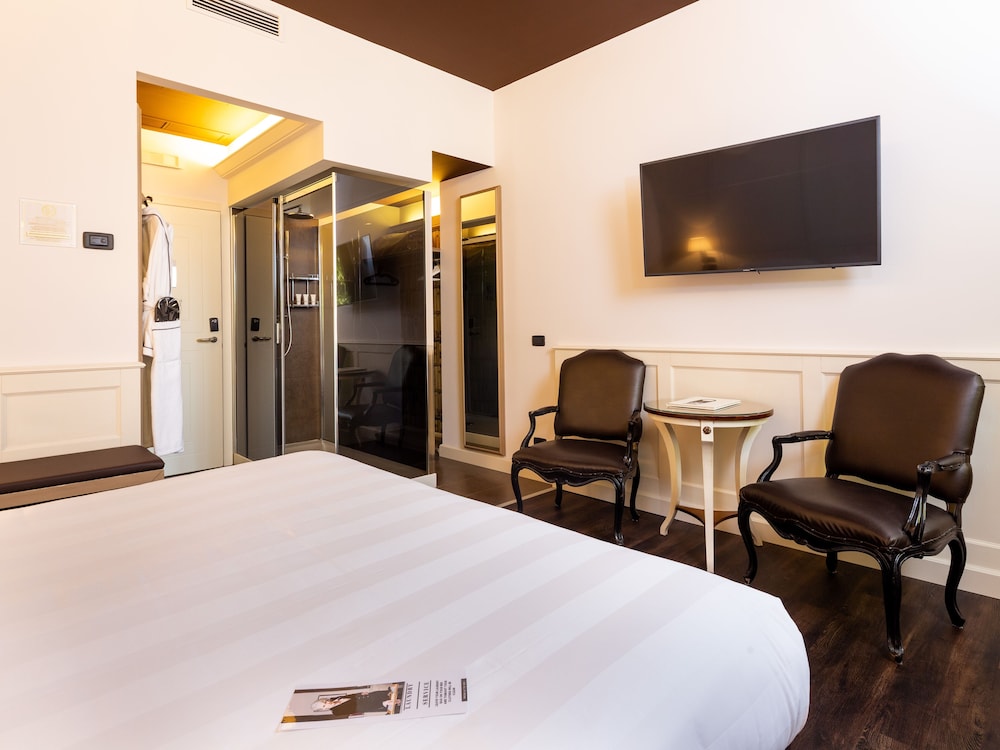 Deluxe Room, 1 King Bed (Twin bed on request)