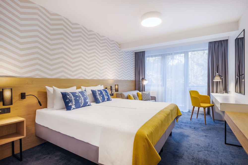Premium Room, 1 King Bed, Non Smoking, Balcony (with Single Sofabed)