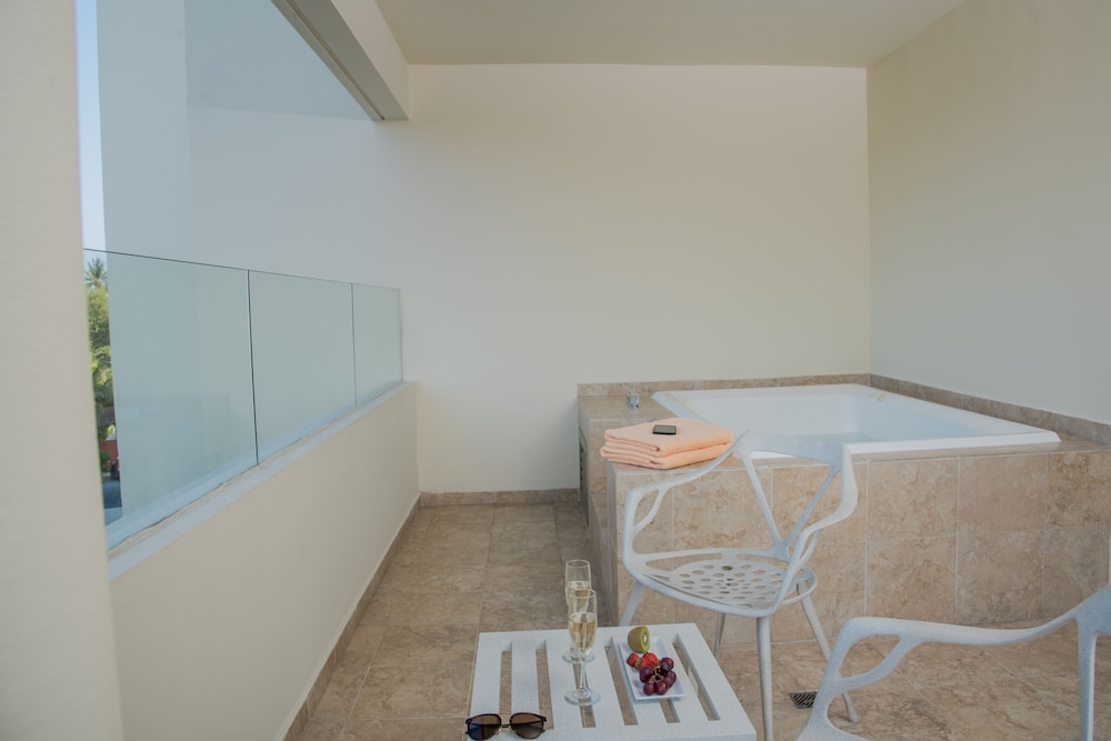 Superior Aluxes With Whirlpool Bath