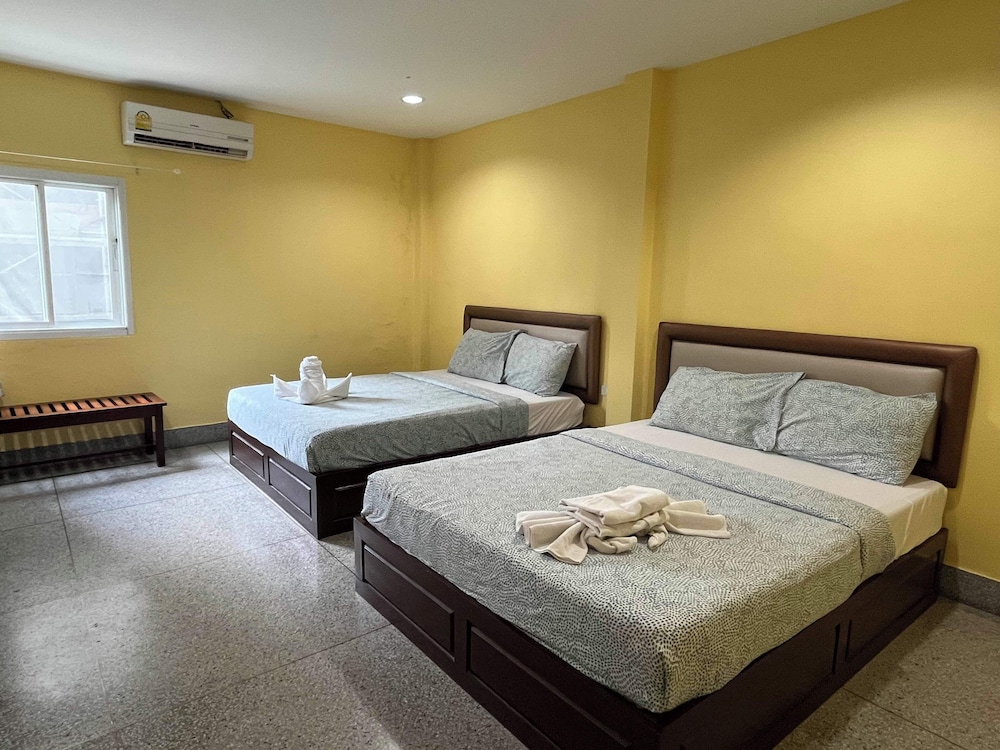 Family Quadruple Room, 2 Queen Beds, Non Smoking photo 3