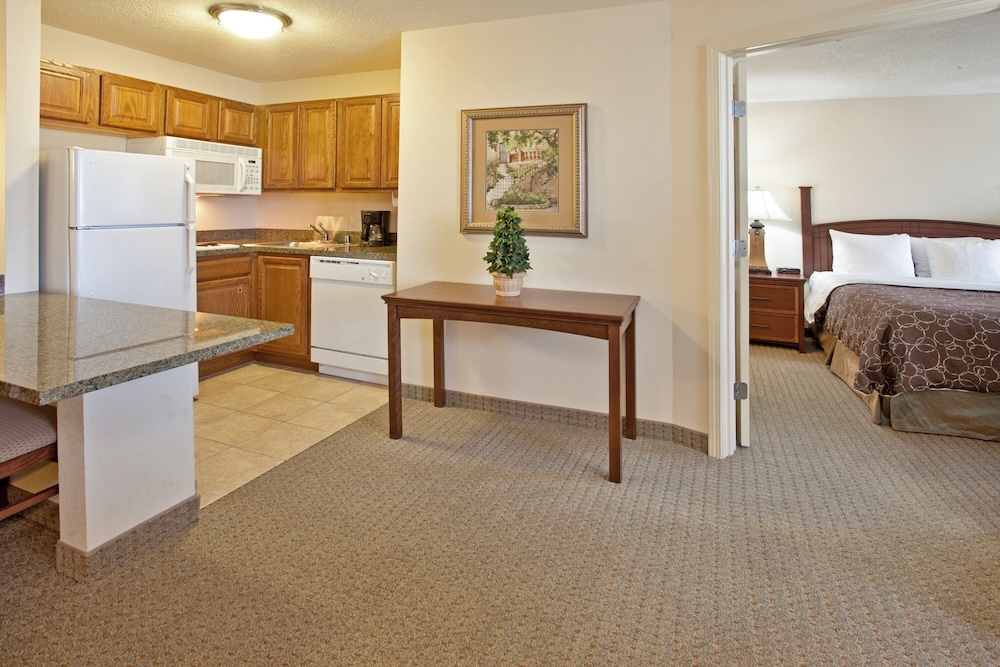 Suite, 2 Bedrooms, Kitchen - Photo 4