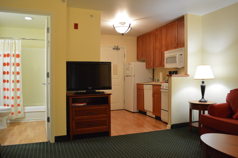 Studio, 1 Queen Bed, Pool Access - Photo 4