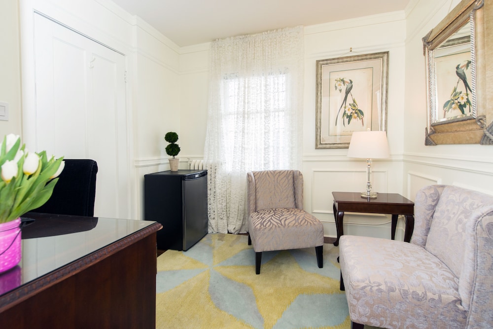 Suite, 1 King Bed (Craigdarroch) photo 2